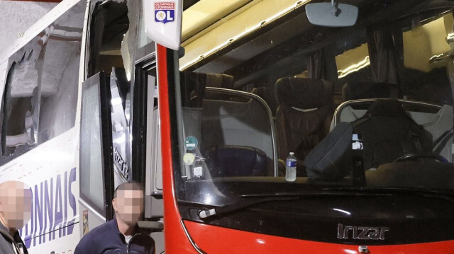 Le bus lyonnais caillassé, sur le chemin du Vélodrome où l'OL devait affronter l'OM en Ligue 1, le 30 octobre 2023. Crédit Photo: Christophe SIMON / AFP
