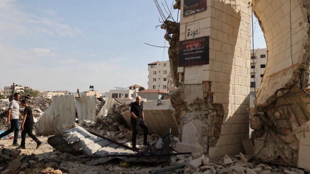 Des Palestiniens observent les destructions après un raid militaire israélien sur le camp de réfugiés palestiniens à Jénine en Cisjordanie occupée le 30 octobre 2023. Crédit photo: JAAFAR ASHTIYEH / AFP