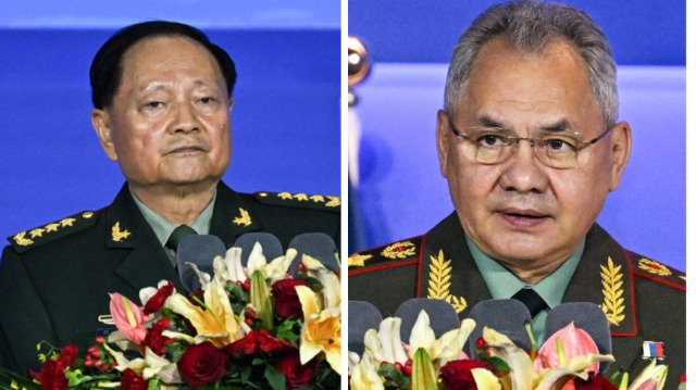 Le vice-président de la Commission militaire centrale de Chine, le général Zhang Youxia, et le ministre russe de la Défense, Sergueï Choïgou lors du Forum Xiangshan, à Pékin, le 30 octobre 2023. Crédit photos: PEDRO PARDO / AFP 
