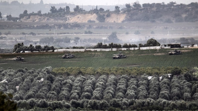 Des chars des forces israéliennes sont déployés sur des terres agricoles près de la ville de Beit Hanoun dans le nord de la bande de Gaza, le 29 octobre 2023. Crédit photo: AA