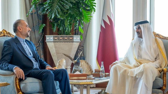 Le ministre iranien des Affaires étrangères, Hossein Amir Abdollahian et L'émir du Qatar, Cheikh Tamim ben Hamad al Thani. Crédit photo: AA