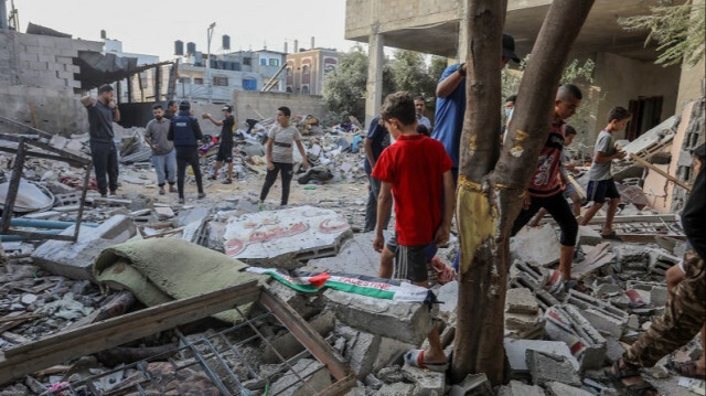 Des Palestiniens récupèrent des objets utilisables dans les décombres d'une maison, alors que les attaques israéliennes continuent de causer des destructions à Gaza, le 30 octobre 2023. Crédit photo: AA