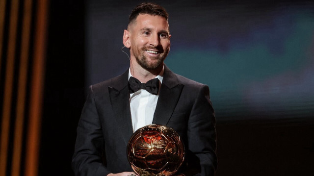 L'attaquant argentin de l'Inter Miami, Lionel Messi reçoit son 8e Ballon d'Or, lors de la cérémonie de remise du Ballon d'Or France Football 2023, au Théâtre du Châtelet à Paris, le 30 octobre 2023. Crédit photo: FRANCK FIFE / AFP
