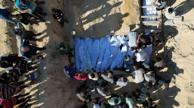 Les corps d'une famille palestinienne, décimée par les frappes israéliennes sur la Bande de Gaza, le 30 octobre 2023. Crédit photo: AA