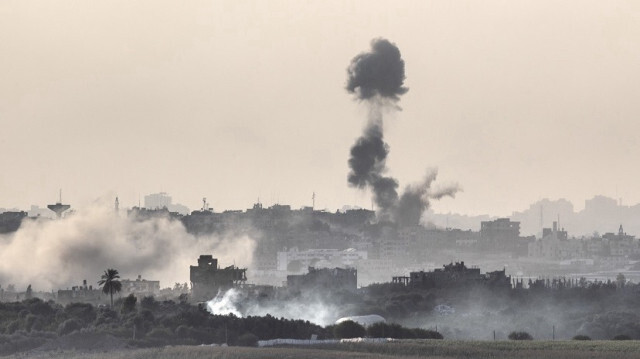 De la fumée s'élève dans la bande de Gaza alors que les frappes aériennes israéliennes se poursuivent à Sderot, en Israël, le 30 octobre 2023. Crédit photo: AA