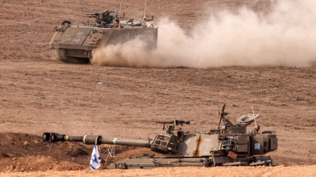 Un véhicule blindé à chenilles de l'armée israélienne se déplace près de la bande de Gaza le 31 octobre 2023. Crédit photo: JACK GUEZ / AFP