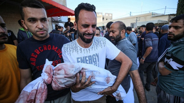 Les parents des Palestiniens qui ont perdu la vie après les attaques israéliennes à Gaza, le 31 octobre 2023. Crédit photo: AA