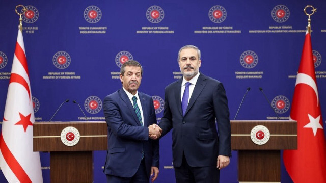 Le ministre des Affaires étrangères de la République turque de Chypre du Nord (RTCN),Tahsin Ertugruloglu  avec son homologue turc, Hakan Fidan. Crédit photo: AA