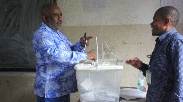 Le président des Comores Azali Assouman vote dans un bureau de vote à Mitsoudjé, sa ville natale, le 19 janvier 2020. Crédit photo: Ibrahim YOUSSOUF / AFP