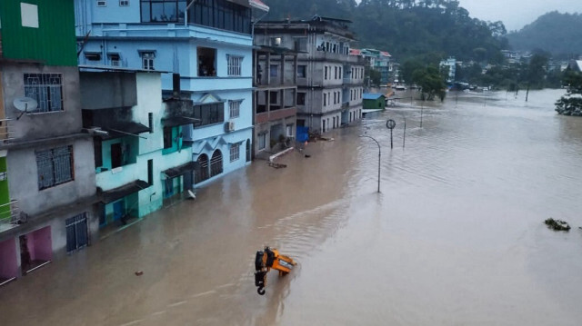 Cette photo diffusée par l'armée indienne montre une rue inondée dans la vallée de Lachen en Inde. Crédit photo: NDIAN ARMY / AFP