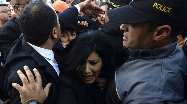 La cheffe du parti Destourien libre, Abir Moussi, bloquée par la police lors d'une manifestation à Carthage contre le président tunisien, le 14 janvier 2023. Crédit photo: SOFIENE HAMDAOUI / AFP