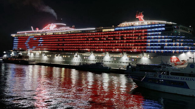 سفينة سياحية عملاقة ترسو في ميناء منتجع "بودروم" التركي
