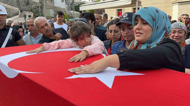 Hatice Şimşek, kızı Ömür ile birlikte eşinin tabutuna sarıldı.