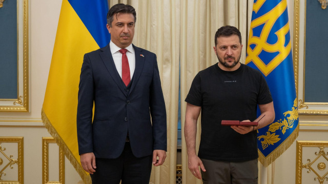 Türkiye'nin Kiev Büyükelçisi Güldere'ye (sağda), Ukrayna 2. Derece Devlet Liyakat Nişanı verildi.