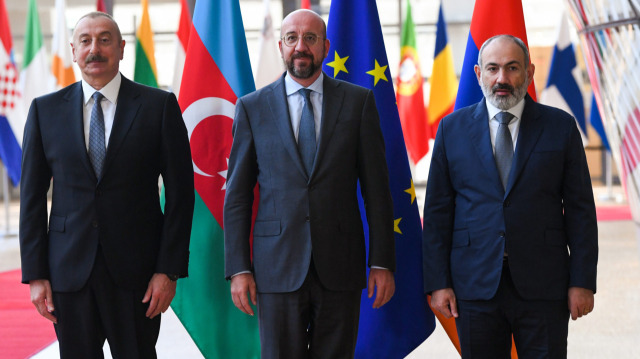 Avrupa Birliği Konseyi Başkanı Charles Michel, Azerbeycan Cumhurbaşkanı İlham Aliyev ve Ermenistan Başbakanı Nikol Paşinyan.