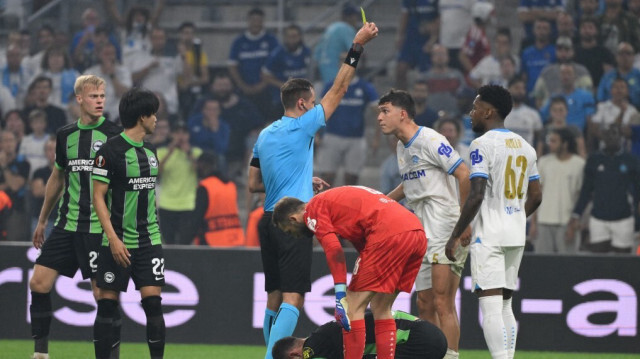 Le défenseur argentin de l'OM, Leonardo Balerdi, a reçu un carton jaune lors du match nul de l'OM en Ligue Europa, face à Brighton (2-2). Crédit Photo: Nicolas TUCAT / AFP.