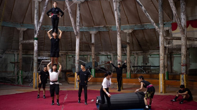 Des étudiants pratiquent des exercices d'acrobatie à l'école du cirque de Mongolie à Oulan-Bator. Crédit photo: PEDRO PARDO / AFP