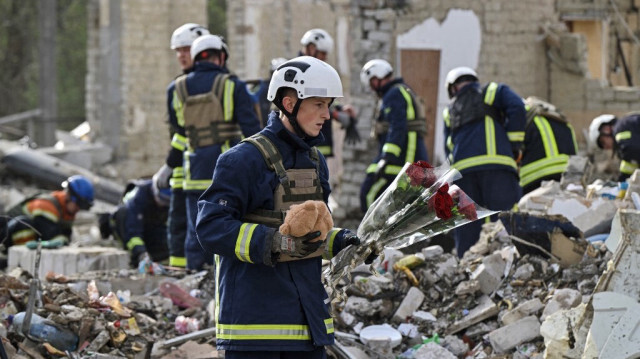 Des secouristes ukrainiens déblayant les débris sur le site de la frappe russe ayant touché un magasin et un café dans le village de Groza, à l'ouest de Kupiansk, le 6 octobre 2023. Crédit photo: GENYA SAVILOV / AFP
