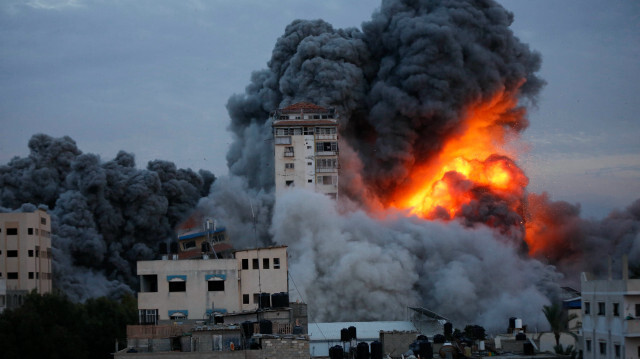 Yaşanan saldırı ve çatışmaların ardından İsrail savaş uçakları, Gazze Şeridi'nde bulunan Burc Filistin alışveriş merkezine hava saldırısı düzenledi.