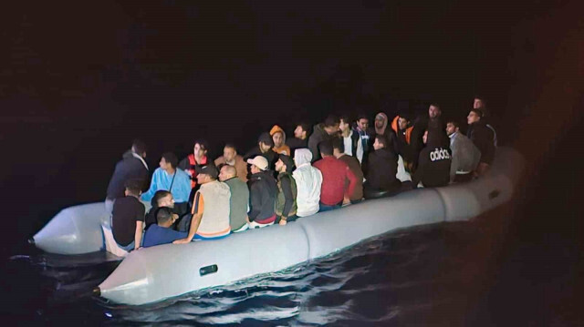 Düzensiz göçmenler işlemlerinin ardından Ula Geri Gönderme Merkezine teslim edildiler.