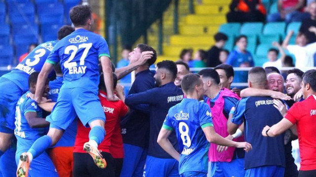 Rizesporlu futbolcular golün ardından büyük sevinç yaşadı. 