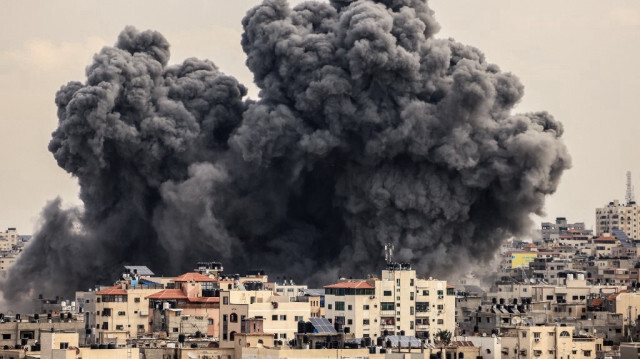 Un panache de fumée dans le ciel de la ville de Gaza lors d'une frappe aérienne d'Israël, le 9 octobre 2023. Crédit photo: MAHMUD HAMS / AFP
