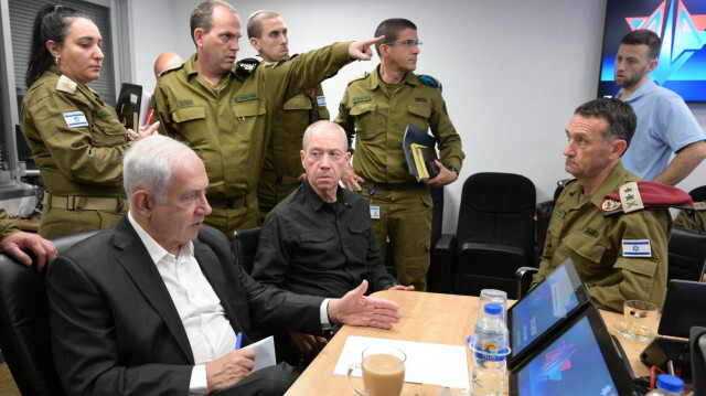 Премьер-министр Биньямин Нетаньяху встречается с министром обороны Йоавом Галлантом и военачальниками в штаб-квартире ЦАХАЛа в Тель-Авиве для оценки состояния безопасности 8 октября 2023 года.