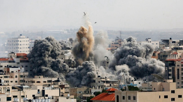 De la fumée s'élève au-dessus des bâtiments alors que les frappes aériennes israéliennes se poursuivent dans la ville de Gaza. Crédit photo: AA