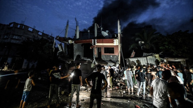 De la fumée s'élève derrière un bâtiment de trois étages lourdement endommagé après des frappes aériennes israéliennes à Khan Yunis, dans la bande de Gaza. Crédit photo: AA