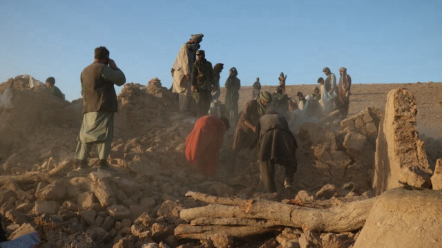 Les débris d'une maison endommagée par un tremblement de terre dans le village de Sarbuland en Afghanistan. Crédit photo: MOHSEN KARIMI / AFP