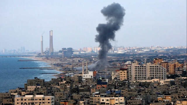 La fumée s'élève après les frappes aériennes israéliennes dans la ville de Gaza. Crédit photo: AA