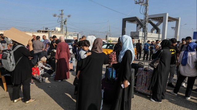 Les Palestiniens avec des passeports étrangers à la porte frontalière de Rafah attendent de passer en Égypte le 01 novembre 2023. Crédit photo: AA