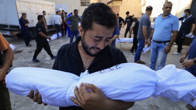 Un Palestinien porte le corps d'un enfant tué par un bombardement israélien, à Deir Al-Balah, dans la bande de Gaza, le 31 octobre 2023. Crédit photo: MAHMUD HAMS / AFP
