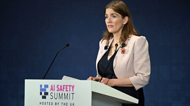 La secrétaire d'État à la Science à l'Innovation et à la Technologie du Royaume-Uni, Michelle Donelan lors du sommet international sur l'intelligence artificielle à Bletchley Park, dans le centre de l'Angleterre, le 1er novembre 2023. Crédit photo: LEON NEAL / POOL / AFP
