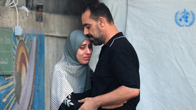 Des parents palestiniens en deuil attendent de récupérer les corps de leurs proches tués par les bombardements aériens israéliens, pour les enterrer à l'hôpital Najjar, à Rafah, à Gaza, le 30 octobre 2023. Crédit photo: SAID KHATIB / AFP
