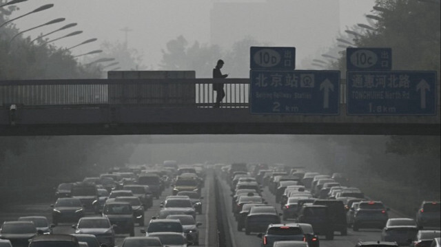 La circulation est ralentie par la brume due à la pollution de l'air à Pékin en Chine le 1er novembre 2023. Crédit photo: PEDRO PARDO / AFP