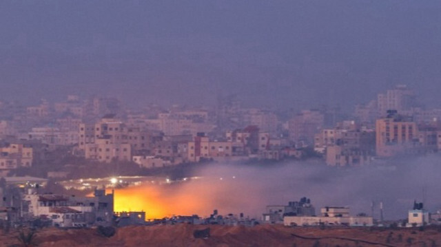 De la fumée et des flammes s'élèvent dans la bande de Gaza, après des bombardements israéliens, le 10 novembre 2023. Crédit photo: KENZO TRIBOUILLARD / AFP