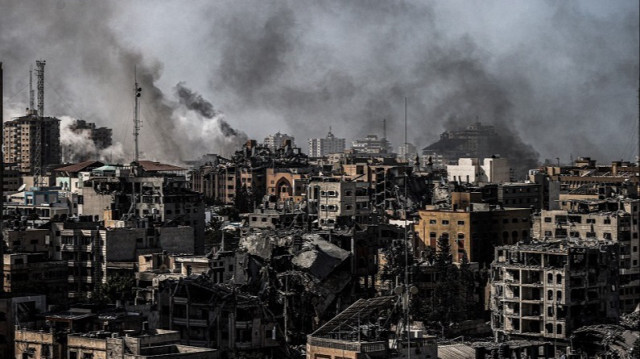 De la fumée s'élève après une frappe israélienne  dans la partie sud de la ville de Gaza où les bâtiments sont fortement endommagés ou effondrés, le 9 novembre 2023. Crédit photo: AA