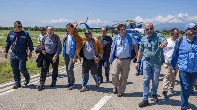 Luis Manuel Diaz, père de Luis Diaz, accompagné par des membres de la Mission de vérification des Nations Unies en Colombie, suite à sa libération à l'aéroport Alfonso Lopez à Valledupar, en Colombie, le 9 novembre 2023. Crédit photo: ESTEBAN VANEGAS / UNITED NATIONS VERIFICATION MISSION IN COLOMBIA / AFP
