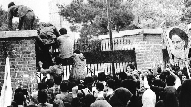 İranlı öğrenciler ABD büyükelçiliğine baskın yapıyor.