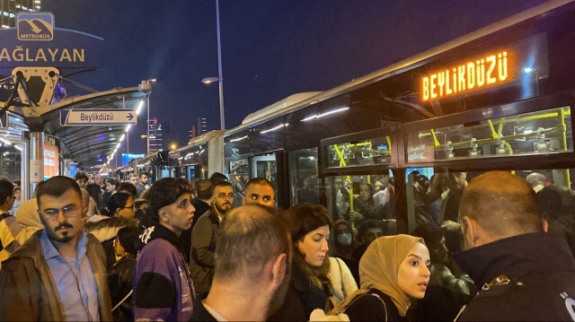 İstanbul'da metrobüs arızası duraklarda yolcu yoğunluğuna yol açtı.