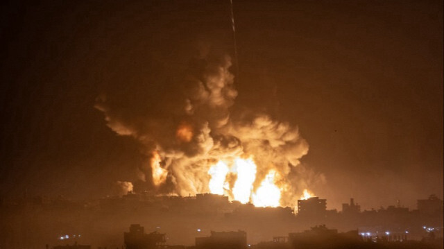 De la fumée et des flammes s'élèvent dans la bande de Gaza alors que les frappes aériennes israéliennes se poursuivaient le 9 novembre 2023. Crédit photo: AA