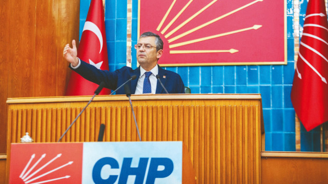 CHP’nin yeni dönemde izleyeceği ‘aktivist’ siyasetin ne olduğu ortaya çıkmaya başladı. Yeni Genel Başkan Özgür Özel, daha görevi devraldığı gün Yargıtay’ı bahane ederek vatandaşları sokağa çağırdı.