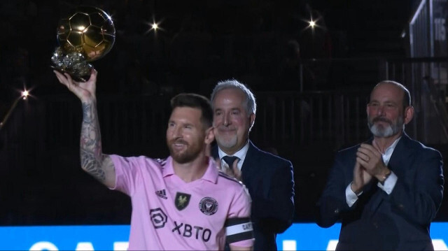 Lionel Messi célèbre son 8e Ballon d'Or, un record, devant les supporters de son club, au stade de l'Inter Miami. Crédit photo: GIANRIGO MARLETTA / AFPTV / LEAGUES CUP AND APPLE / AFP