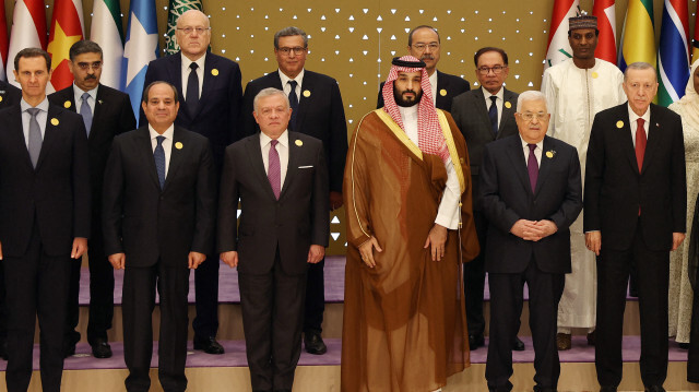 Le président syrien Bachar al-Assad, le président égyptien Abdel Fatah al-Sisi, le roi de Jordanie Abdallah II, le prince héritier saoudien Mohammed bin Salman, Le président de l'Autorité palestinienne Mahmoud Abbas  et le président turc Recep Tayyip Erdogan  posant avant une réunion d'urgence de la Ligue arabe et de l'Organisation de la coopération islamique (OCI), à Riyad, le 11 novembre 2023. Crédit Photo: HANDOUT / TURKISH PRESIDENTIAL PRESS SERVICE / AFP

