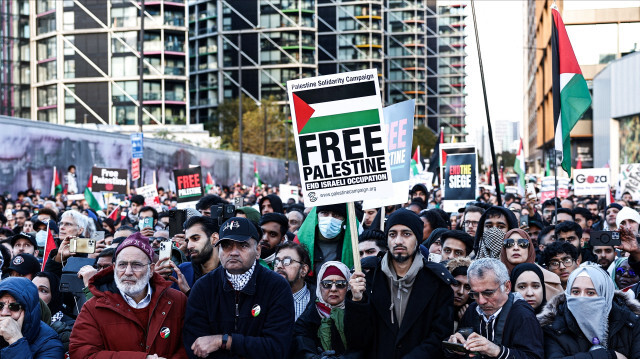 Des manifestants brandissant des pancartes et des drapeaux participent à la "Marche nationale pour la Palestine" dans le centre de Londres, le 11 novembre 2023. Crédit Photo: HENRY NICHOLLS / AFP

