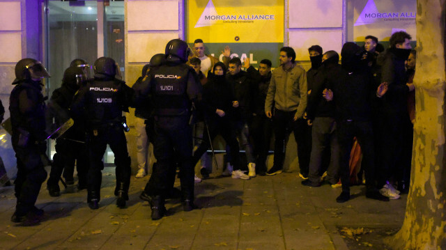 Des membres des forces de police entourant un groupe de manifestants lors d'une manifestation organisée par des mouvements d'extrême droite et de droite contre les négociations du gouvernement visant à accorder une amnistie aux personnes impliquées dans l'échec de la tentative d'indépendance de la Catalogne en 2017, près du siège du Parti socialiste espagnol (PSOE) à Madrid, le 11 novembre 2023. Crédit Photo: OSCAR DEL POZO / AFP

