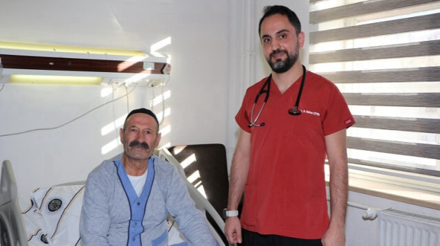  Selim Tokay, 65 ans, qui risquait de mourir d'une rupture de la paroi cardiaque, est maintenu en vie grâce à une nouvelle technique de traitement mise au point par le professeur associé Gokhan Ceyhun en Turkiye, le 7 novembre 2023. Crédit photo: AA