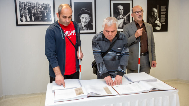 Görme engelli vatandaşlar göremedikleri fotoğrafların hikayesini, okuyarak anlamaya çalıştı.