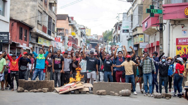 Les manifestants de l'opposition se tiennent à côté d'une barricade en feu lors d'une manifestation à Behoririrka, Antananarivo le 11 Novembre. Crédit photo: MAMYRAEL / AFP